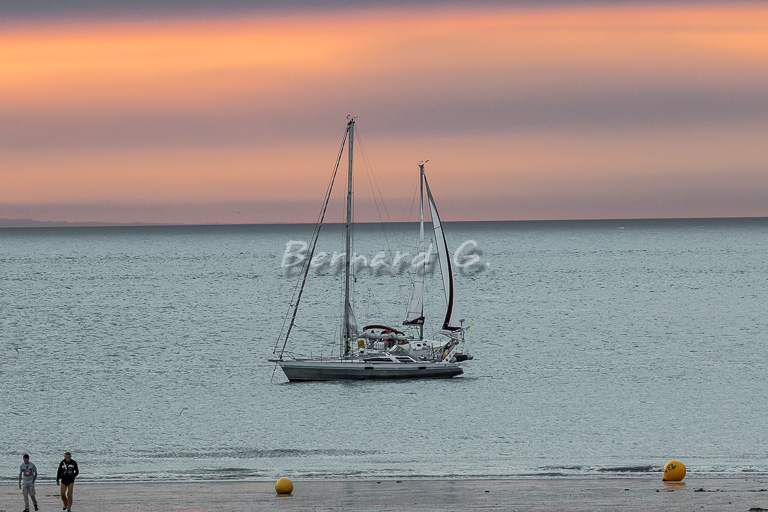 ancré au large de la plage de Calais