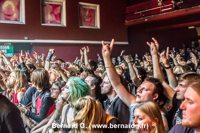 Le public très chaud du concert d'Arch Enemy