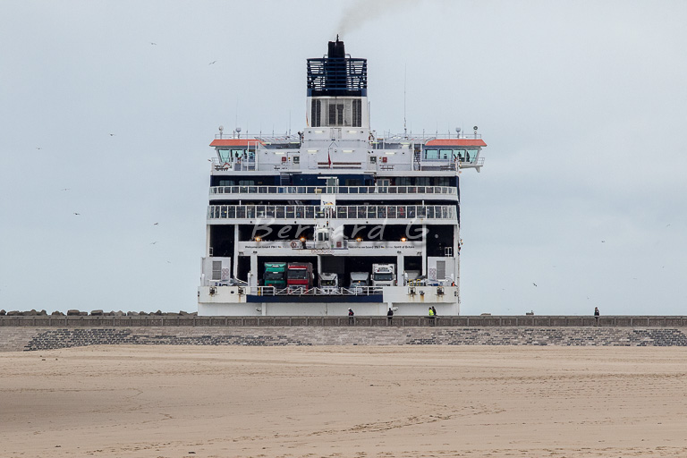 Car-ferry échoué sur la plage de Calais