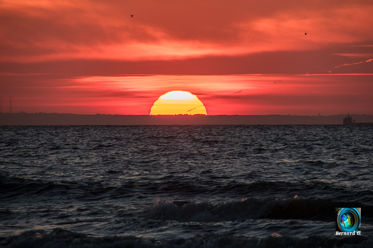 Le soleil à moitié couché sur les falaises anglaises
