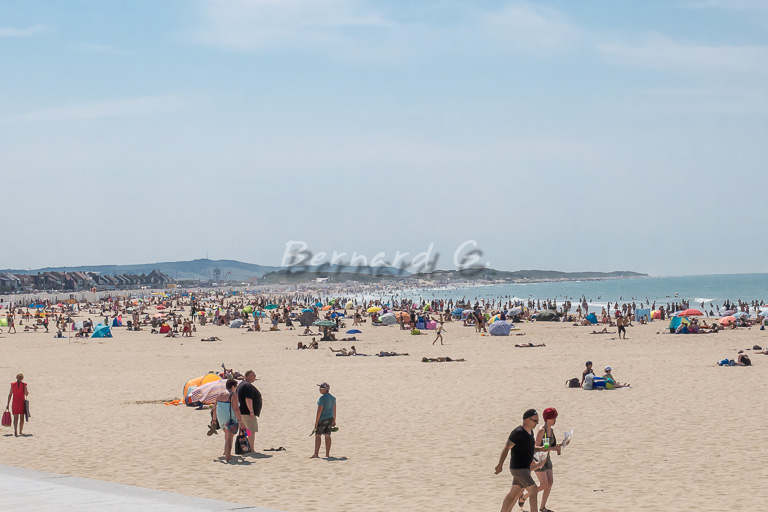 Marée humaine sur la plage de Calais