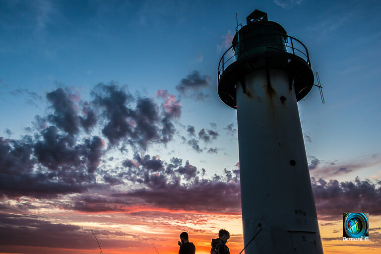 Le soleil se couche sur le phare de la jetée de Calais