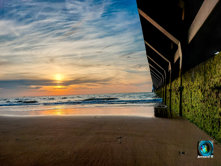 coucher de soleil au pied de la jetée de calais