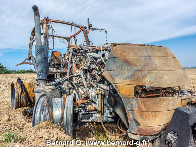 Tracteur agricole incendié