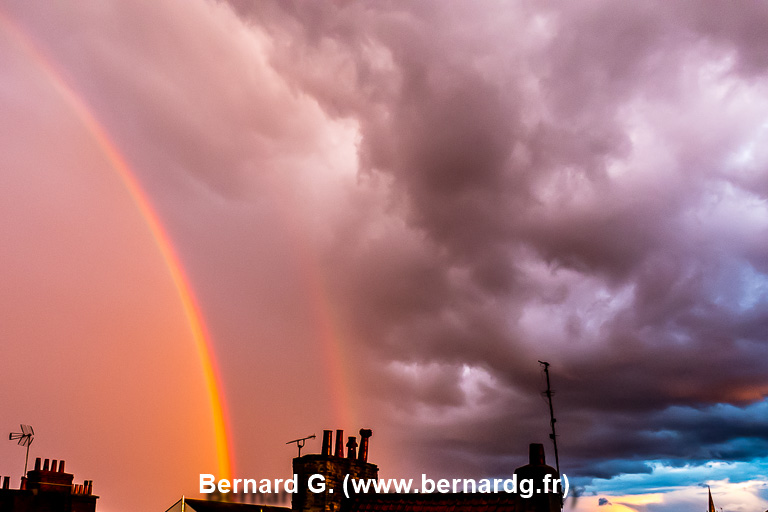 arc-en-ciel sous ciel chargé