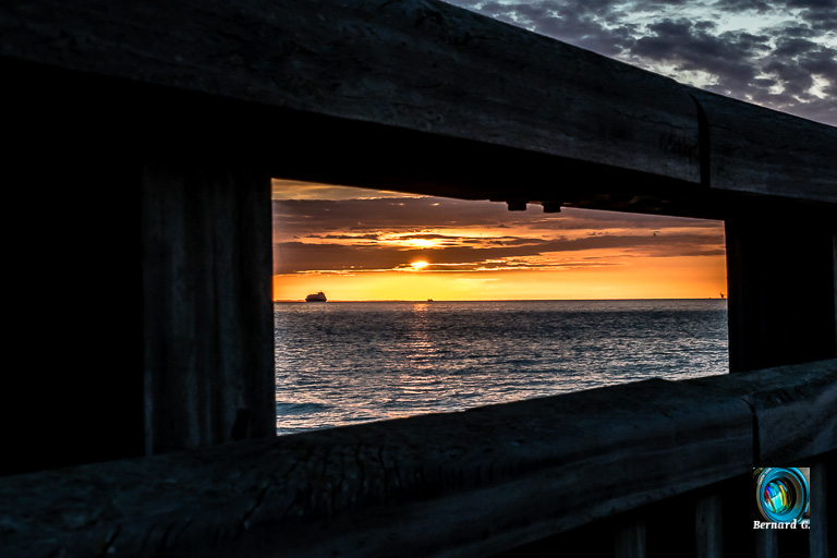 coucher de soleil traversant la jetée