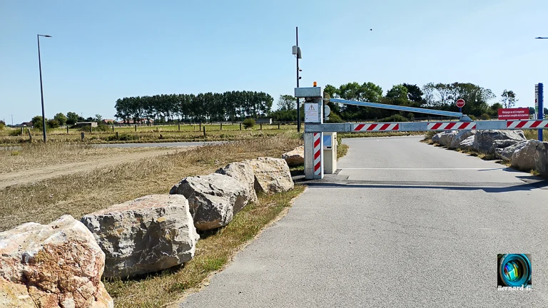 Un portail de route ignoré en passant par le terrain annexe
