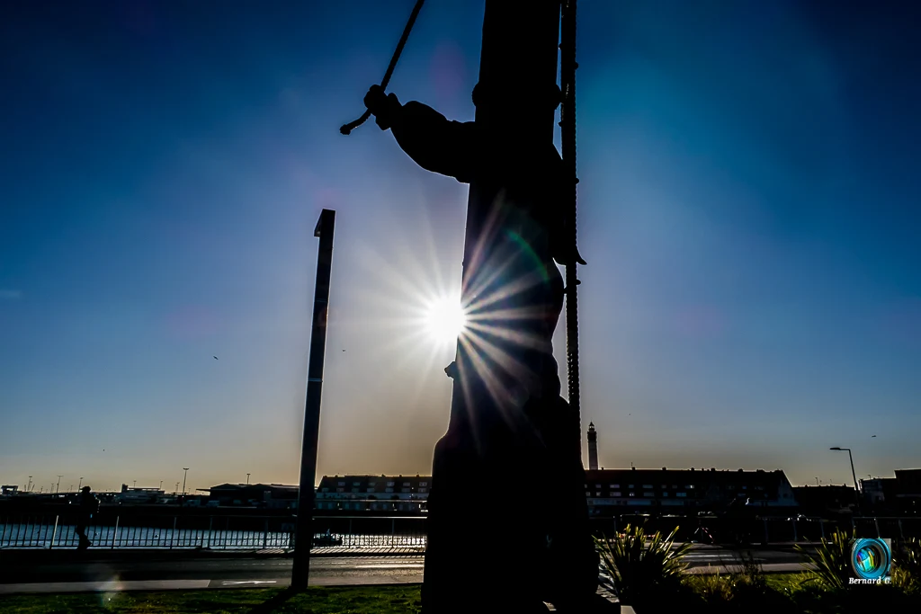 Tom Souville protèhe le port de Calais
