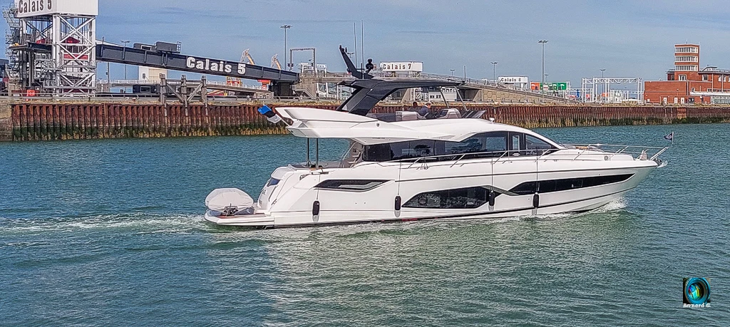 Superbe yatch entrant au port de Calais