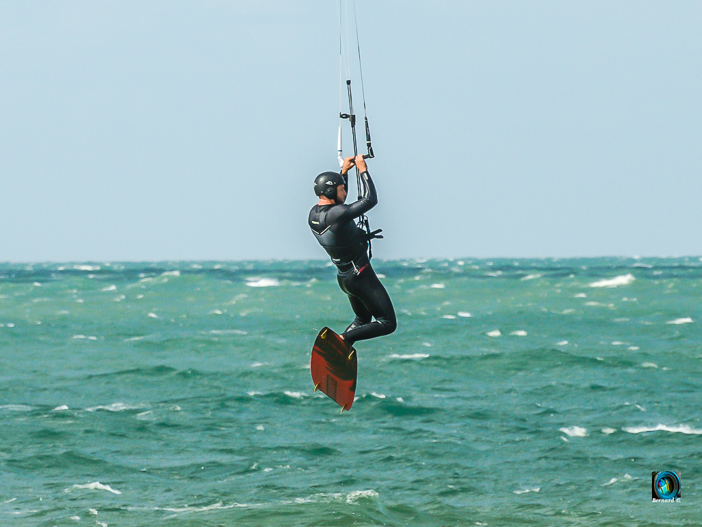Kitesurfeur dans les airs