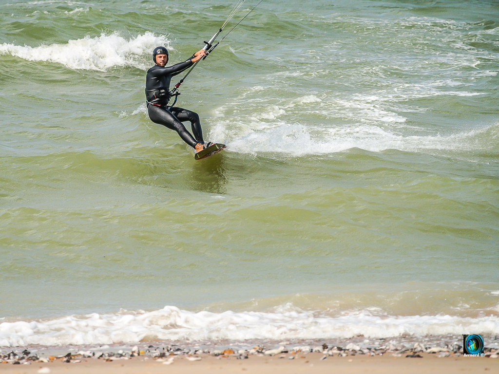 Kitesurfeur arrivant sur le sable