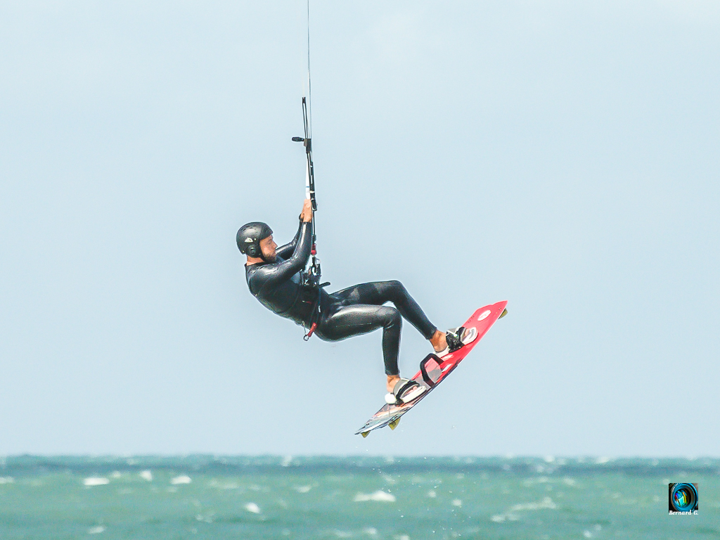 Kitesurfeur planant à plus de 20 mètres